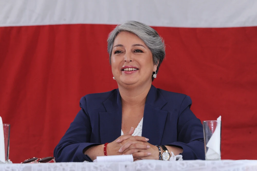 La candidata a la Presidencia de la República, Jeannette Jara (en la fotografia), aborda las primeras definiciones de segunda vuelta, junto a la alcaldesa de La Pintana, Claudia Pizarro y un grupo de mujeres de la comuna.