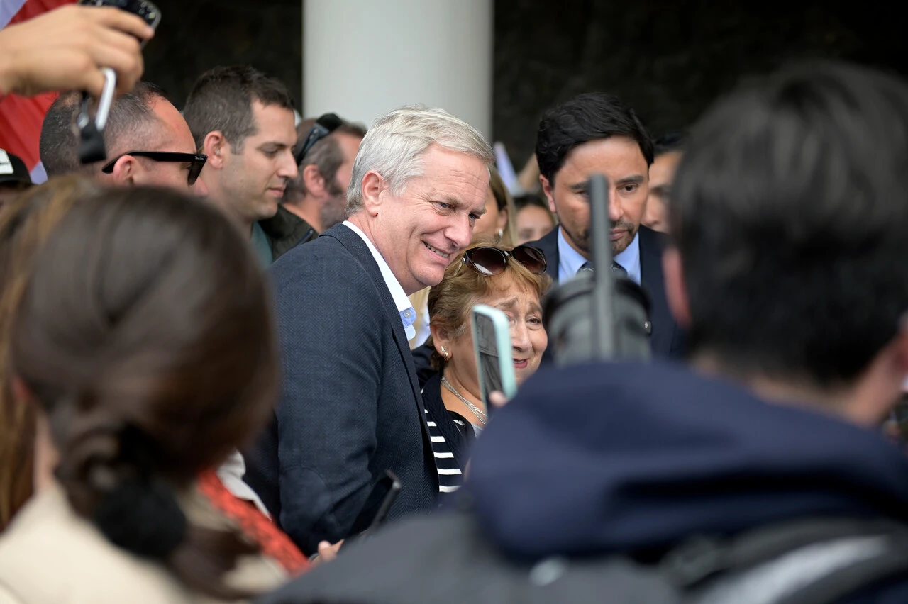 ¿Discusiones públicas o despliegue territorial?: Las apuestas de Jara y Kast ante la ausencia del republicano en debates