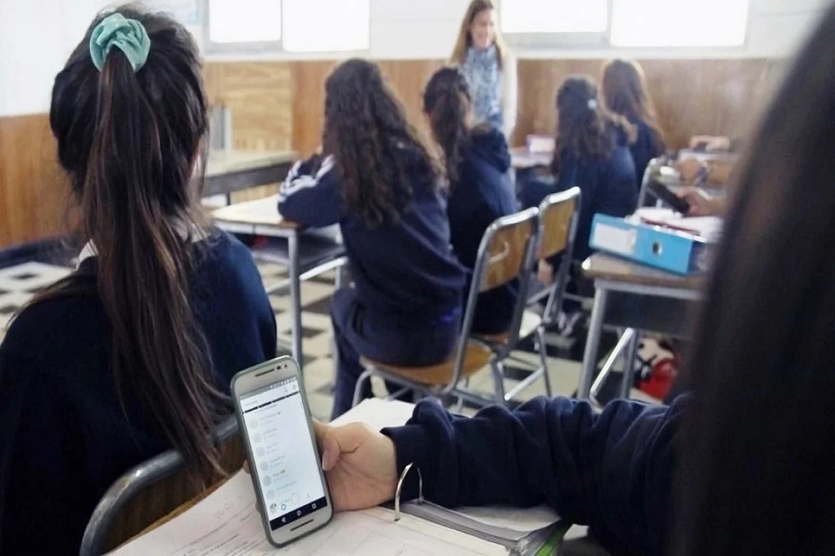 No más celulares en colegios: Senado aprueba proyecto con casos excepcionales y queda listo para revisión en la Cámara