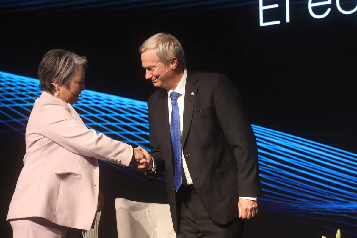 Kast obtiene 50% en intención de voto y deja a Jara con 36%, mientras disminuye el porcentaje de nulos y blancos