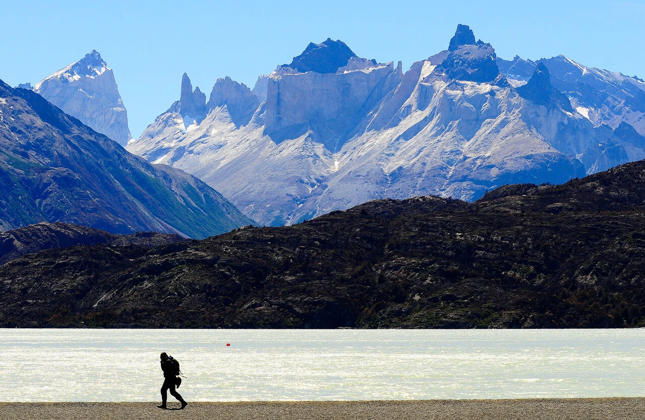 Guardaparques con sueldo mínimo y sin infraestructura: Alertan abandono de áreas protegidas tras tragedia en Torres del Paine