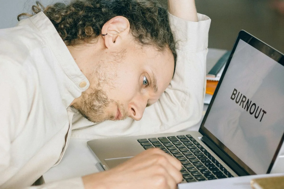 Qué es un burnout: Las señales de que vives un agotamiento laboral y cuánto tiempo descansar para evitar estrés crónico