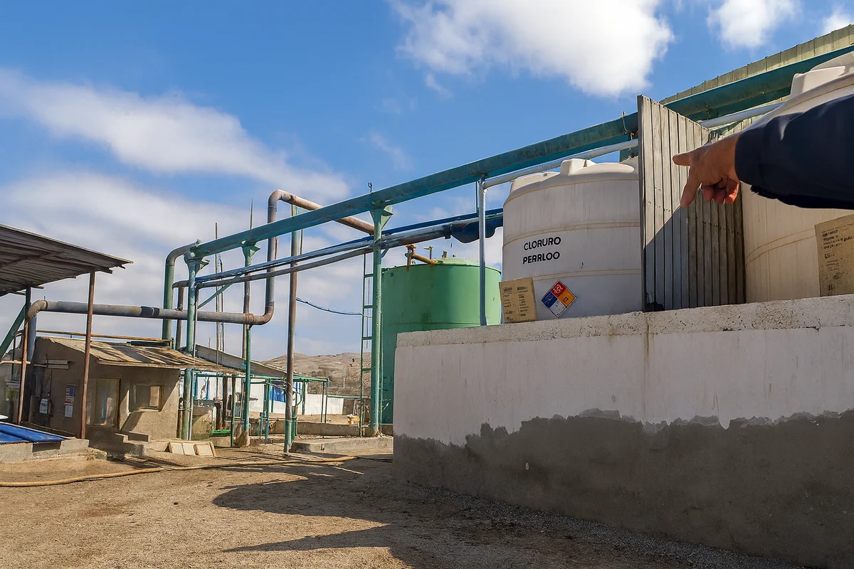 Tubería quedó abierta y contaminó el mar de Caldera con desechos: formulan cargo grave contra empresa pesquera