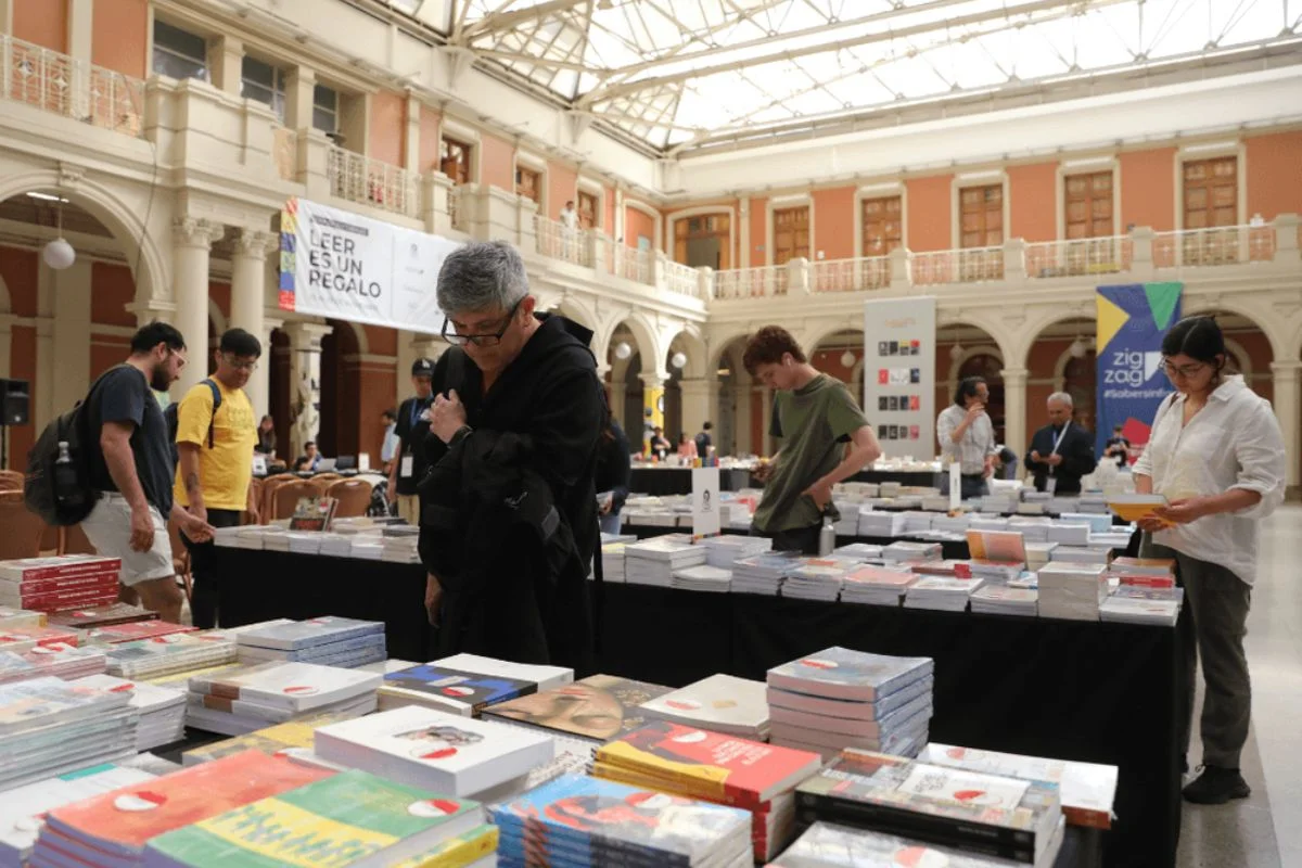Con decenas de editoriales nacionales y réplica de la medalla del Nobel de Gabriela Mistral vuelve feria Leer Es Un Regalo