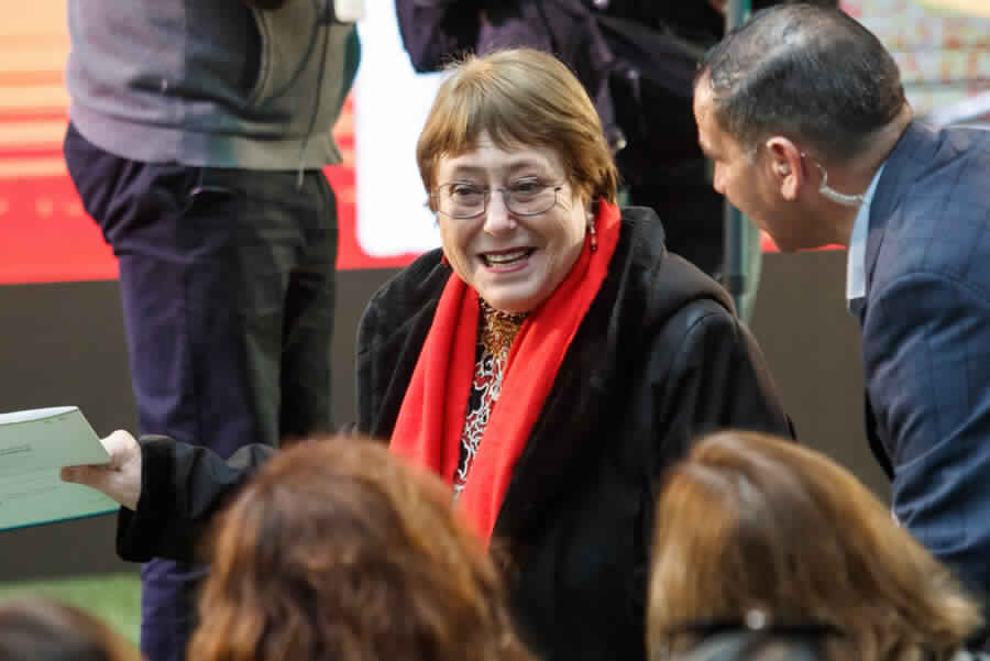 Con manual para candidatos y participando en campaña: El rol protagónico de Bachelet en las municipales