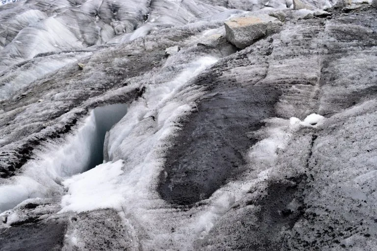 Montañistas muestran el polvo minero que está oscureciendo los glaciares en la cordillera de Santiago