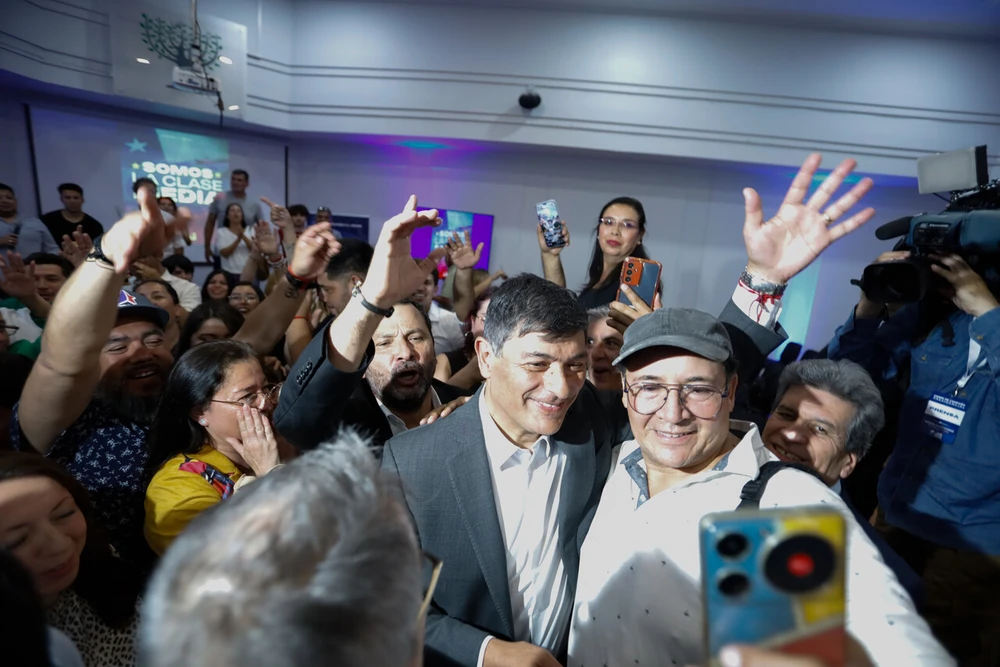 El candidato presidencial Franco Parisi se dirige a sus partidarios tras conocerse los resultados preliminares de las Elecciones Presidenciales y Parlamentarias de 2025.