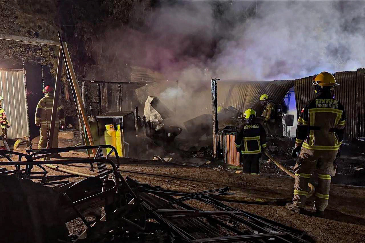 Enseñan a niños de escuela de zonas de riesgo a prevenir incendios en las afueras de Santiago