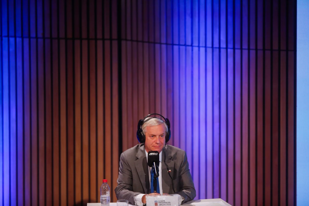 VIDEO| “Otra vez no hay respuesta del candidato”: Kast no responde sobre su recorte fiscal ante pregunta de Jara