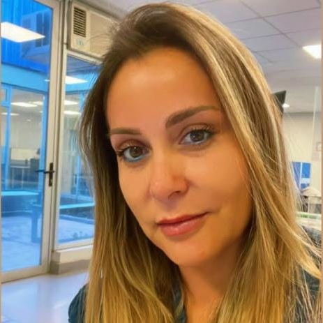 El culto al gurú digital: La nueva obediencia de masas