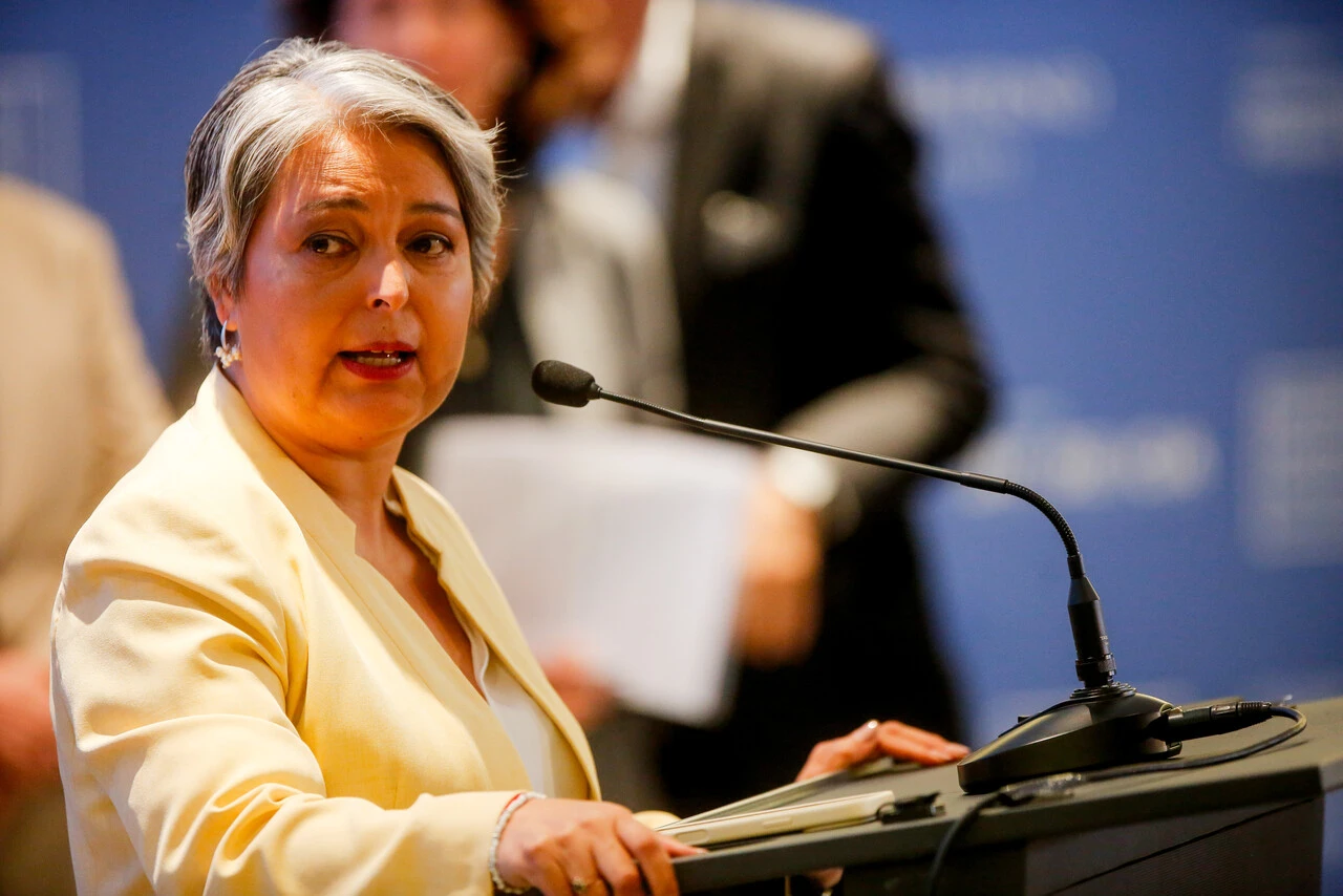 “Lamento que el agua se haya privatizado en la dictadura que apoyó la derecha chilena”, critica Jara en debate