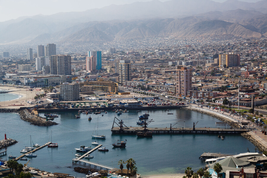 Puertos del norte en conflicto con sus bahías: Coquimbo con pescadores y Antofagasta con vecinos