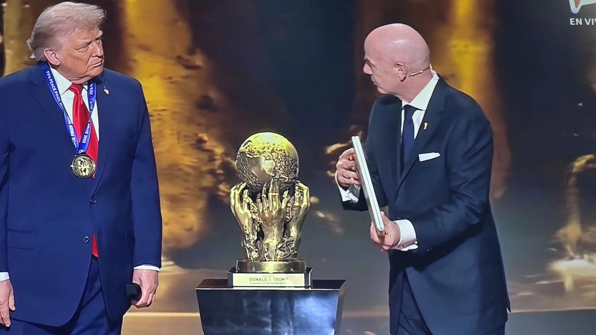 La FIFA inventa el “Premio de la Paz” y se lo otorga a Donald Trump en medio del sorteo del Mundial 2026