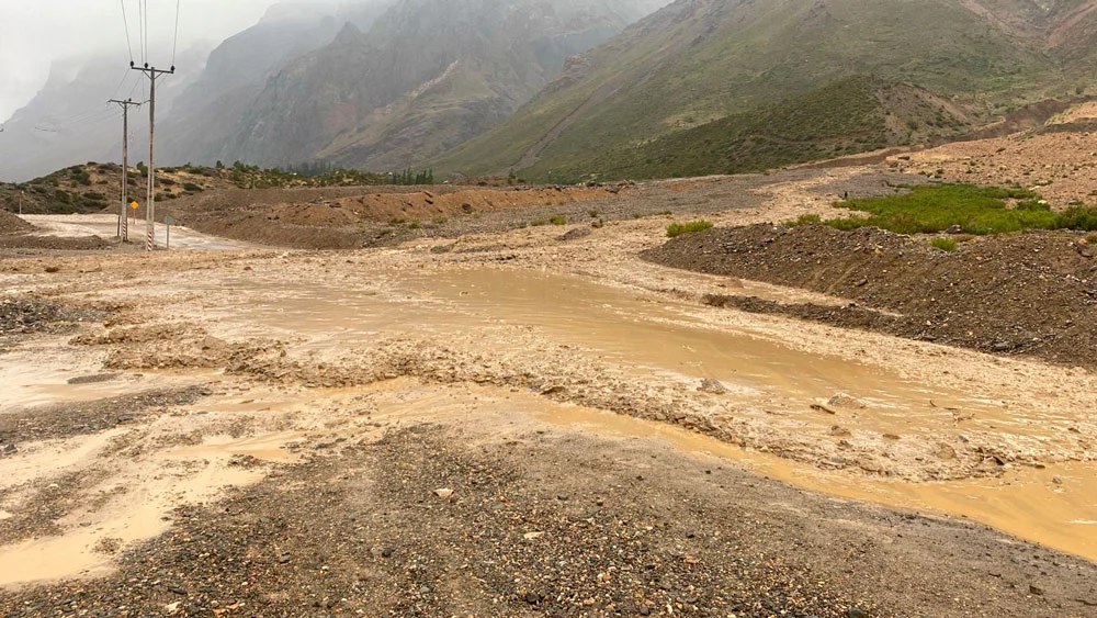 Más de 30 vehículos quedan aislados en el Cajón del Maipo: Rodados por lluvias cortan camino en Baños Morales
