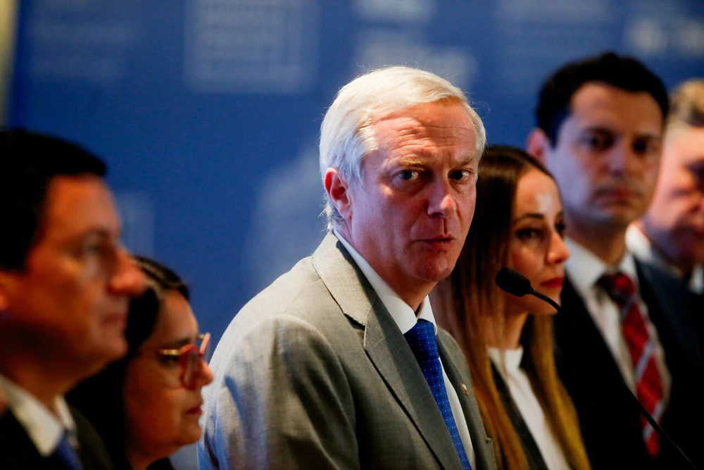 Kast llega al último debate con críticas a indefinición en migración y flanco abierto por posibles indultos a pedófilos