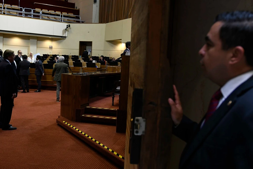 ¿Dónde están las diputadas y diputados? Nuevo papelón por suspensión de sesión debido a masiva ausencia