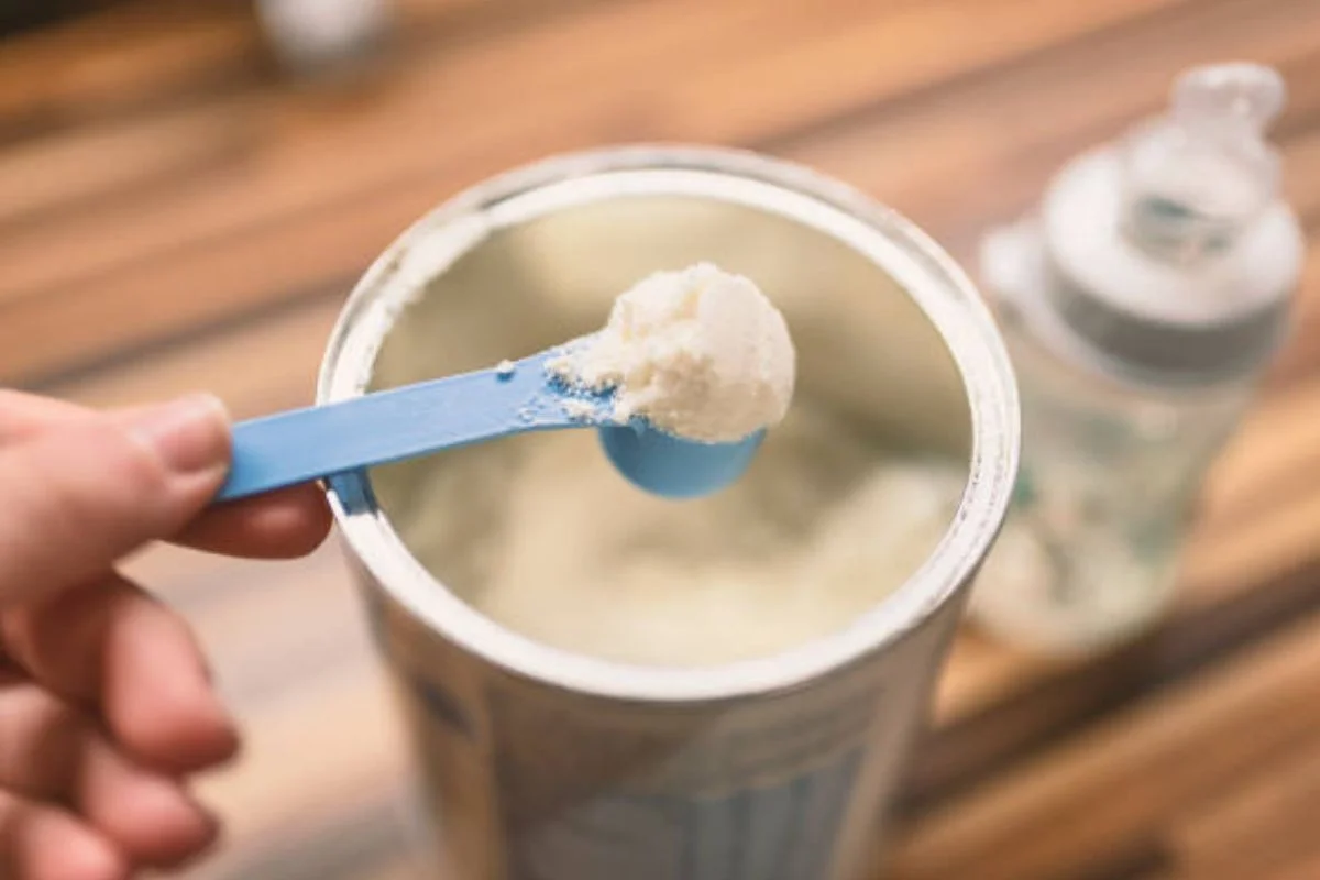 ISP sugiere no alimentar a lactantes con famosa fórmula infantil por posible desarrollo de botulismo, tras alerta mundial