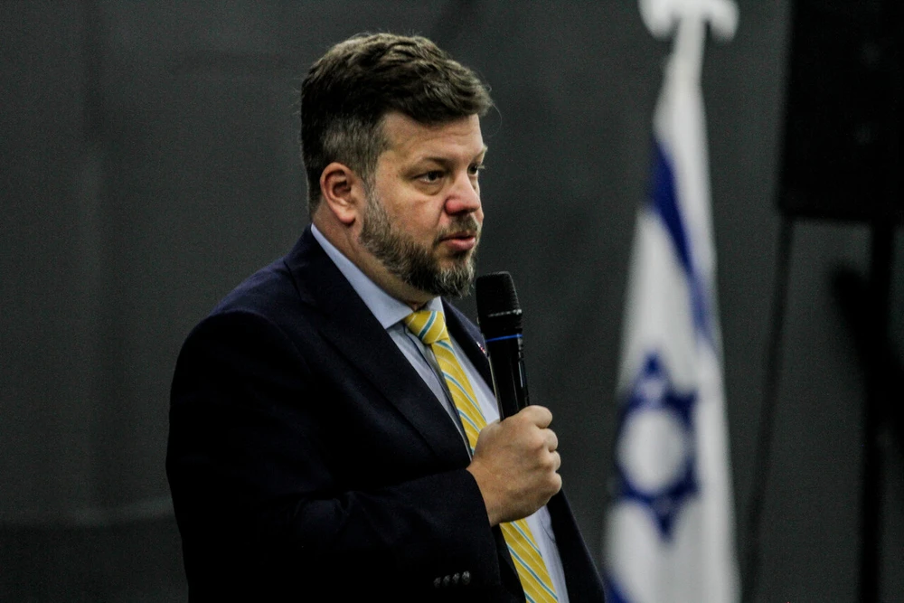 ¿No se acuerda de su programa? Kaiser acusó de mentir a Jara sobre su idea de regularizar migrantes y todo era verdad