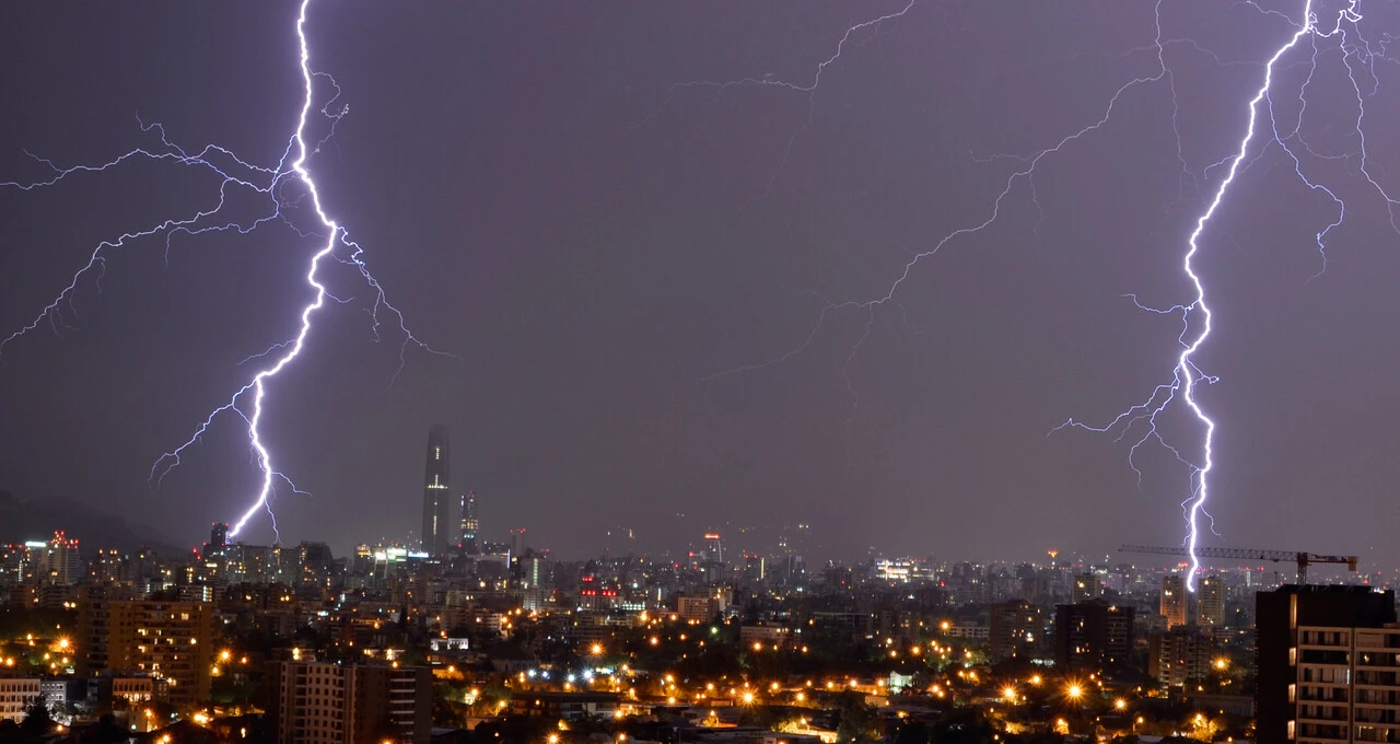 Tormentas eléctricas en Santiago: ¿A qué hora y dónde comienza a llover este jueves?