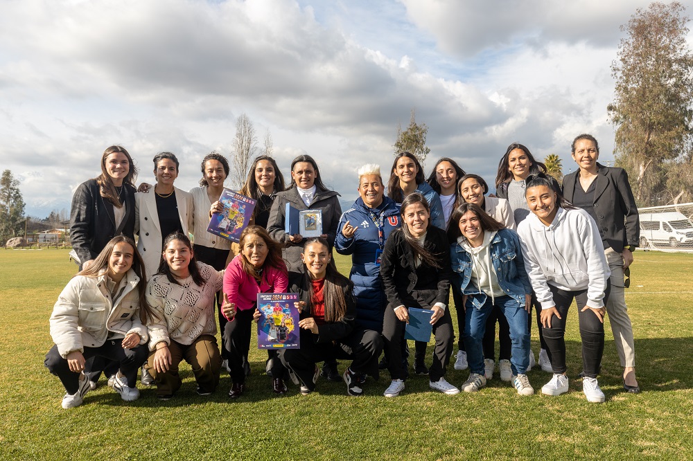 Chile presenta el álbum del fútbol nacional: Es el primero del mundo con la competencia femenina