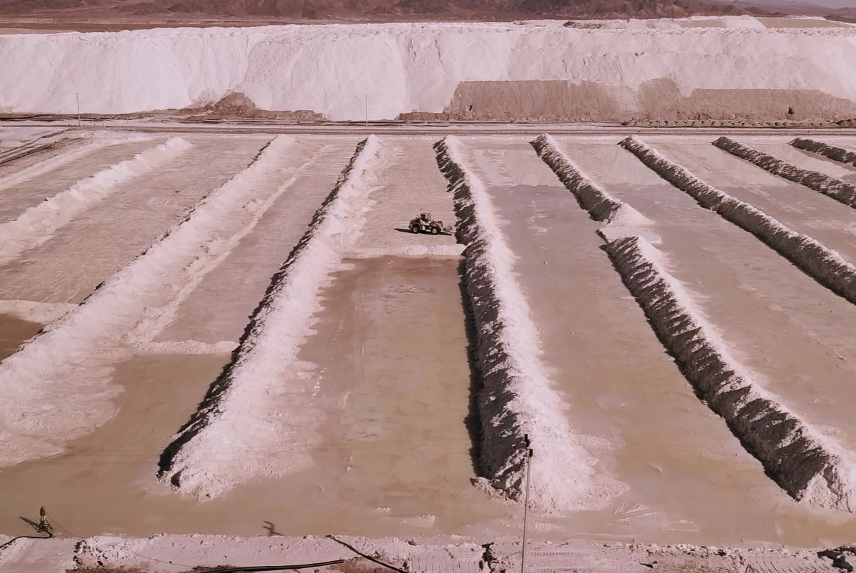 Serie contrasta testimonios de quienes ven evaporarse el agua del Salar de Atacama y de ejecutivos de la minería del litio