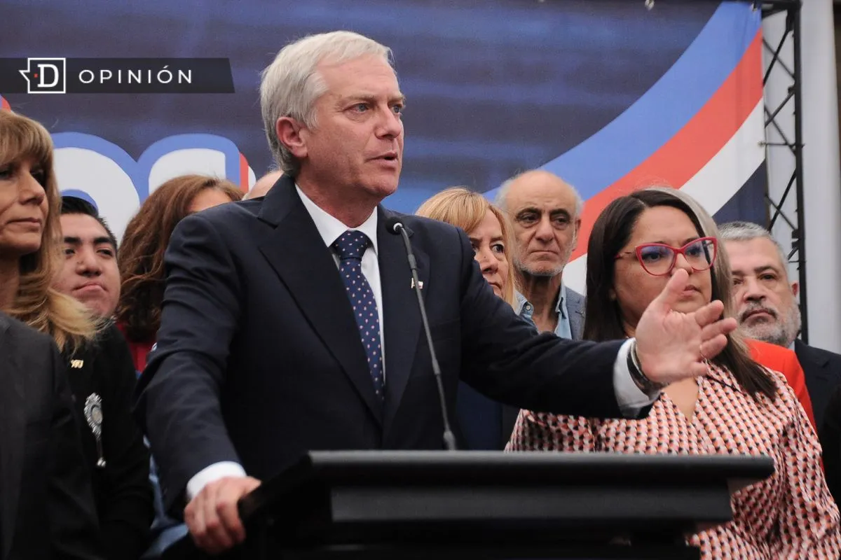 Kast y acompañantes en un podio