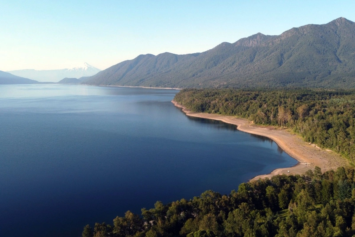 Polémica por desvío de aguas del Caburgua: Vecinos y gobernador temen que lago se seque denuevo y DGA defiende la obra