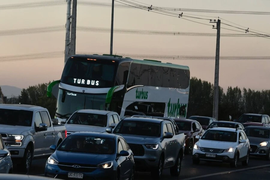 Camionetas y vehículos medianos: los responsables de más del 70% de la contaminación por transporte en Santiago