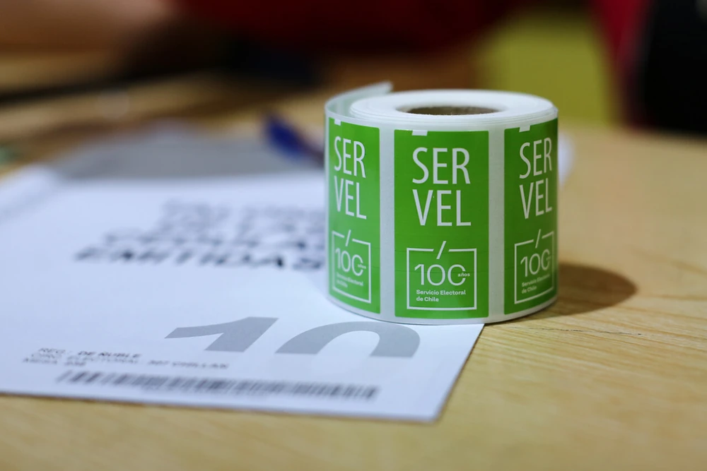 Abertura de mesa primeros votos e imágenes del proceso eleccionario de la segunda vuelta presidencial Chile 2025.