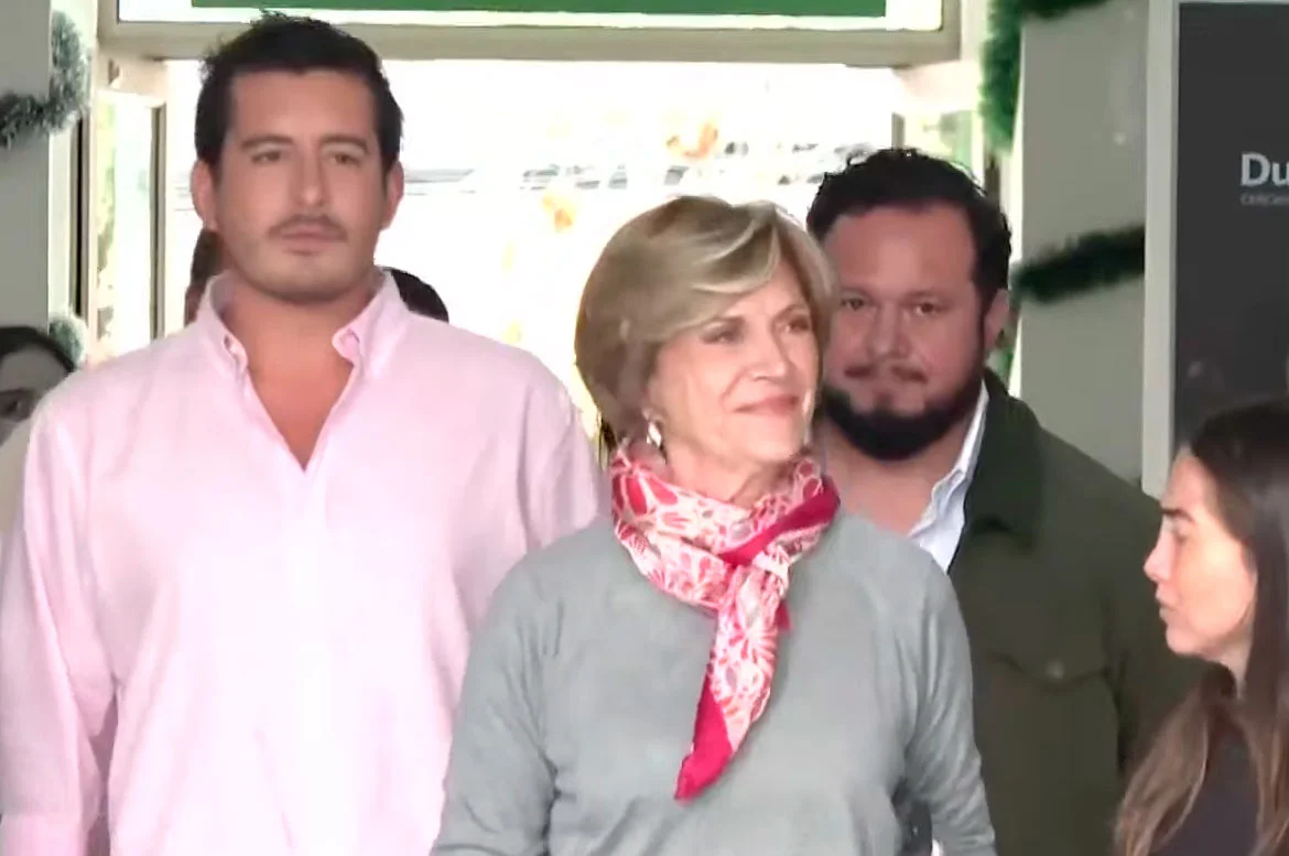 VIDEO| Con pañuelo, cinturón y zapatos rojos: Así llegó a votar la excandidata Evelyn Matthei