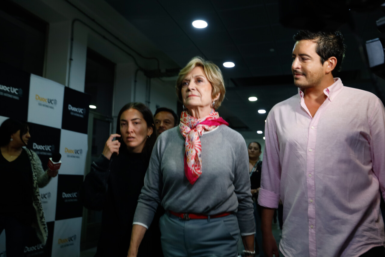 VIDEO| Con pañuelo, cinturón y zapatos rojos: Así llegó a votar la excandidata Evelyn Matthei