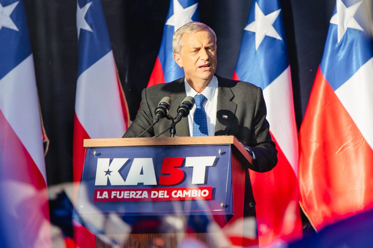 El candidato del Partido Republicano, José Antonio Kast, realiza su cierre de campaña de la segunda vuelta presidencial, en la Plaza Aníbal Pinto (Plaza de Armas) de Temuco.