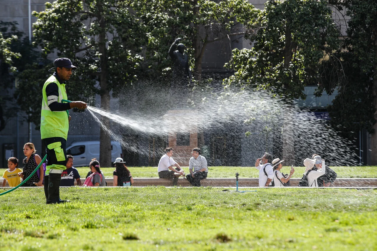 Vuelve el calor a la zona central: Santiago espera 35°C y altas temperaturas se instalan de Atacama al Maule