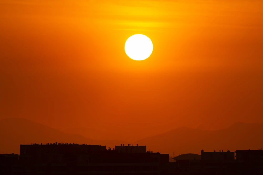 Santiago bajo densa capa de humo debido a incendios forestales: En San Pedro de Melipilla van casi 2.000 hectáreas quemadas