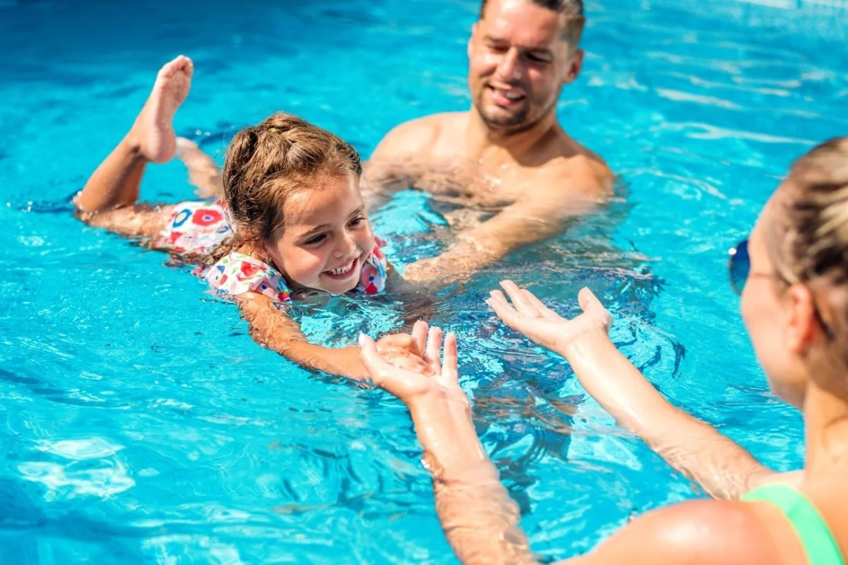 Accidentes en piscinas: cuándo una caída de un niño o niña supone un riesgo y cómo actuar frente a una lesión cervical