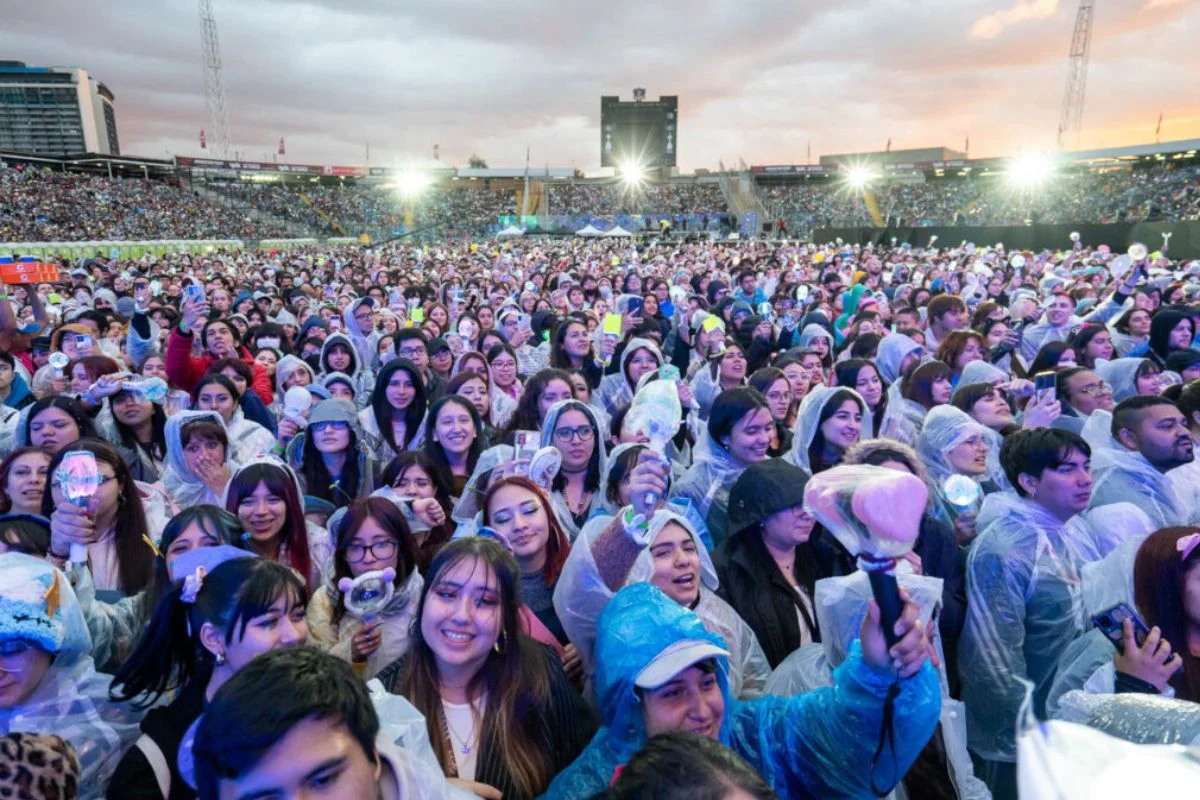 Tras 2 años fanáticas del K-pop recibirán compensación por fallido festival 