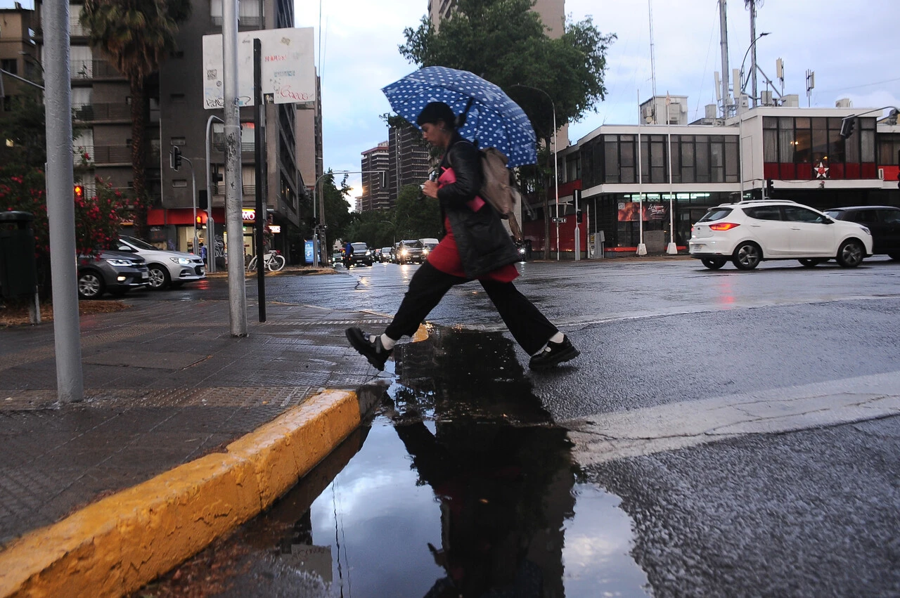 ¿Es cierto que vuelve la lluvia en Santiago? Revisa el último pronóstico de la Dirección Meteorológica de Chile