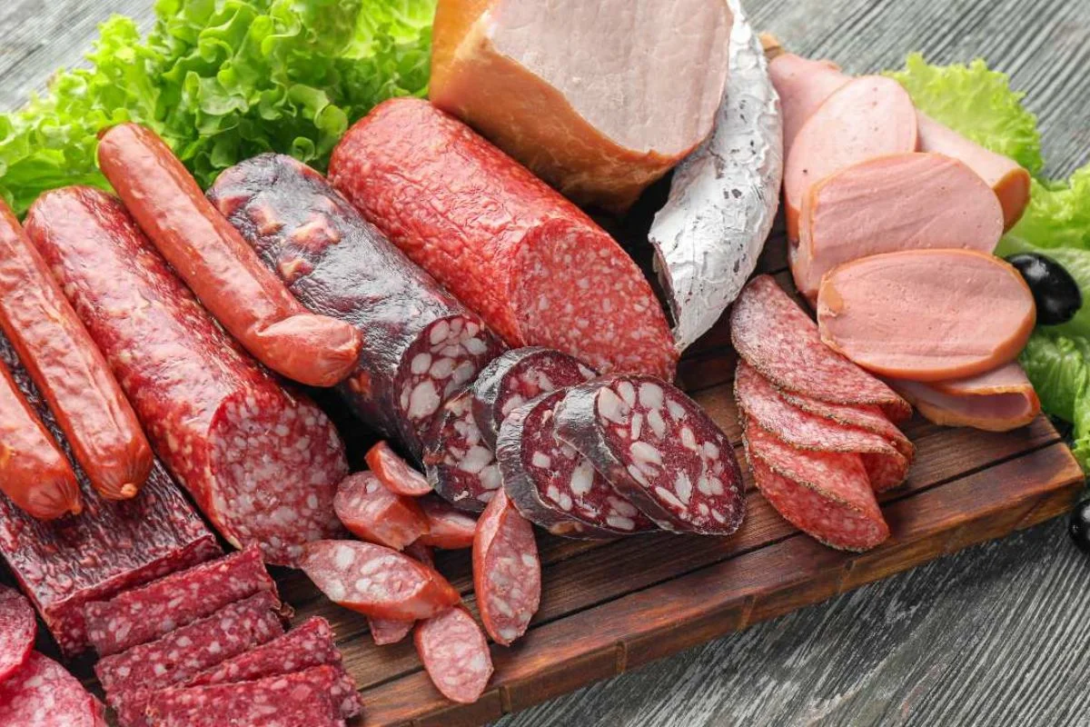 Por riesgo de sufrir cáncer colorrectal: Presentan proyecto de ley que prohíbe publicidad de carnes procesadas