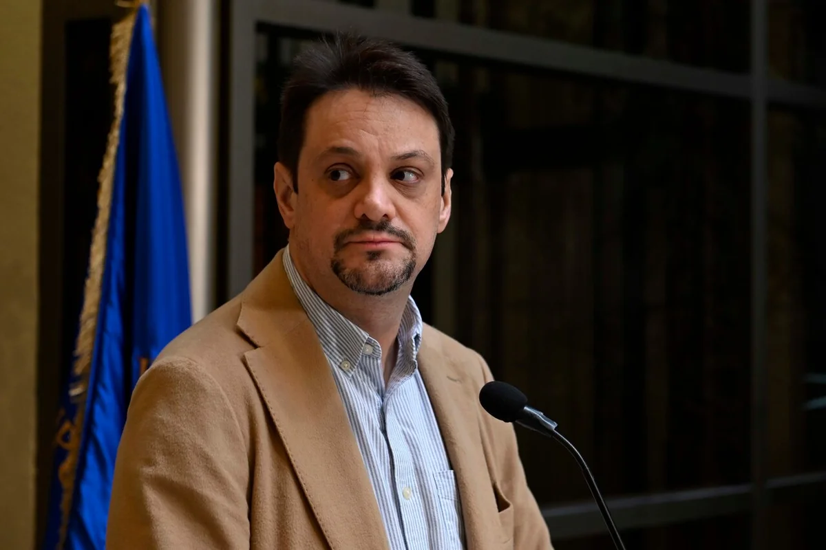 Disolver el Congreso y gobernar por decretos: polémico proyecto de ley de Gaspar Rivas amplía facultades del presidente