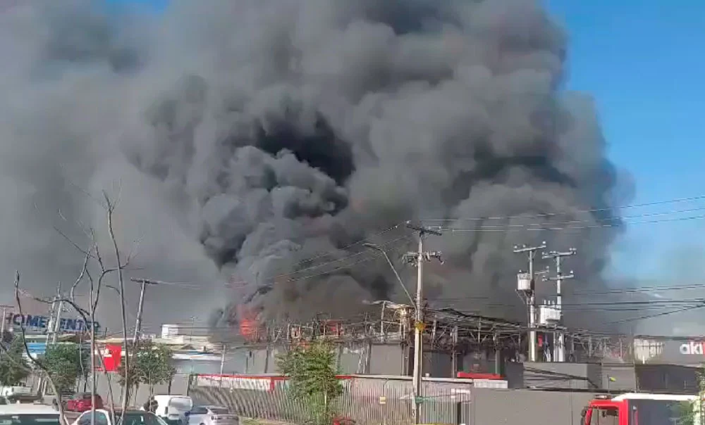 Incendio en Mall Plaza Norte sigue activo este lunes por la mañana: 150 bodegas fueron destruidas