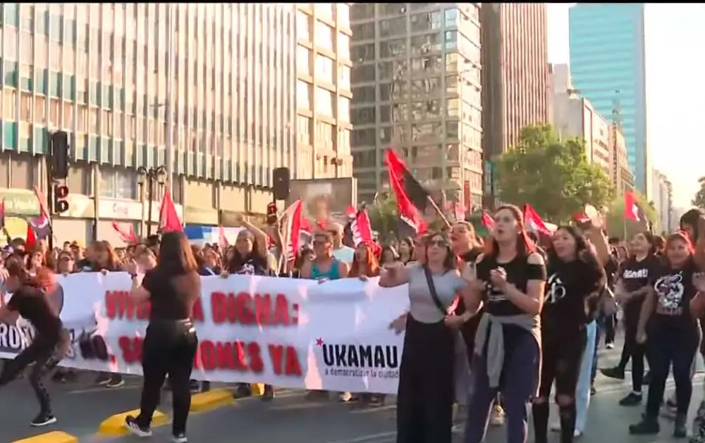 Corte total de tránsito en Alameda por protesta de personas que buscan solución habitacional: Alta congestión