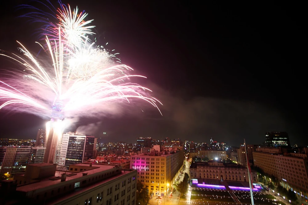 Fuegos artificiales de la Torre Entel: Cortes de tránsito en el centro de Santiago y nuevo horario del Metro