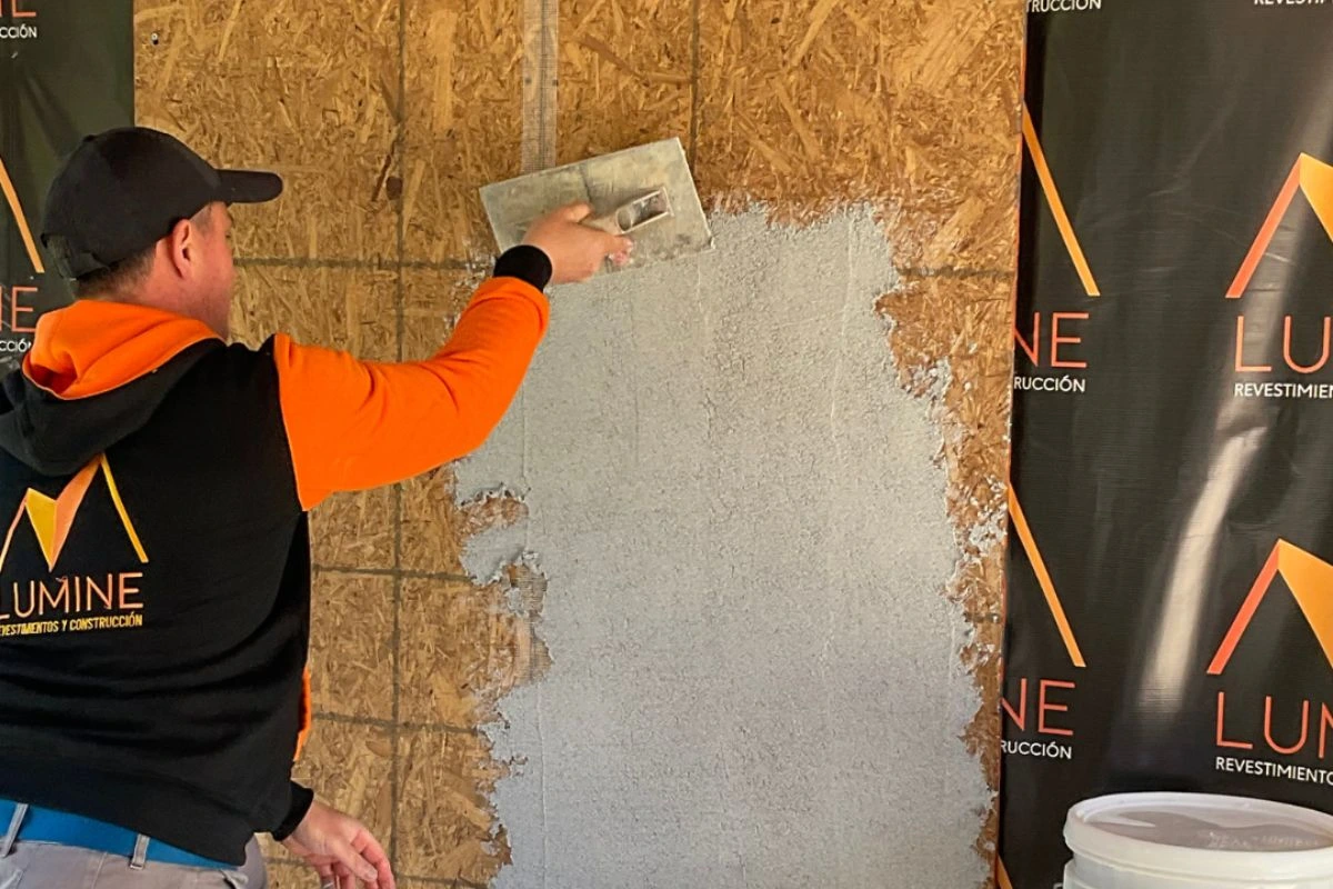 Revestimientos sustentables en Chile: Tendencia en construcción liviana con minerales, resinas acrílicas y madera recuperada