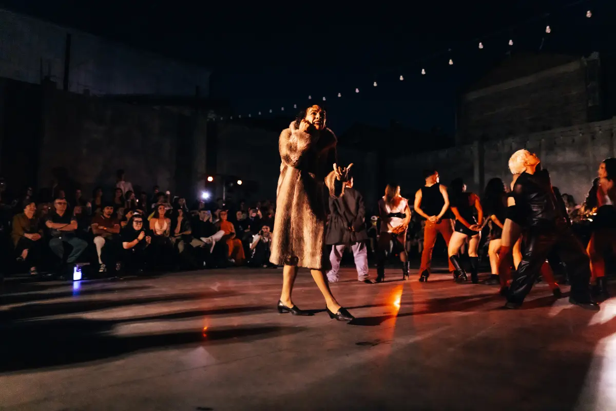 360 Live Show: experiencia inmersiva de danza inspirada en C. Tangana desafía jerarquías del poder con escena circular