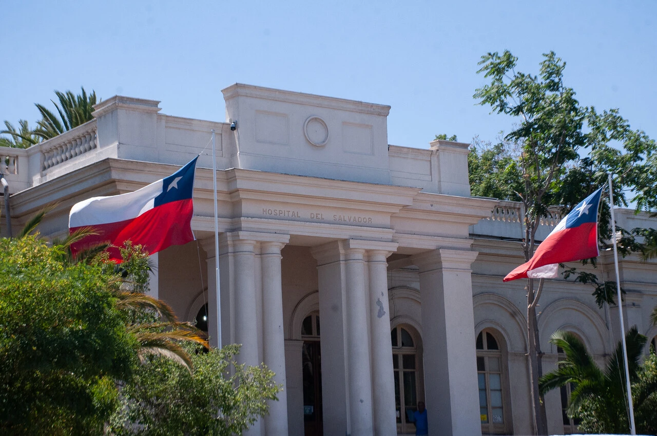 Hospital del Salvador responde polémica por cirugía a madre de ministra Aguilera y explica estado de paciente fallecido