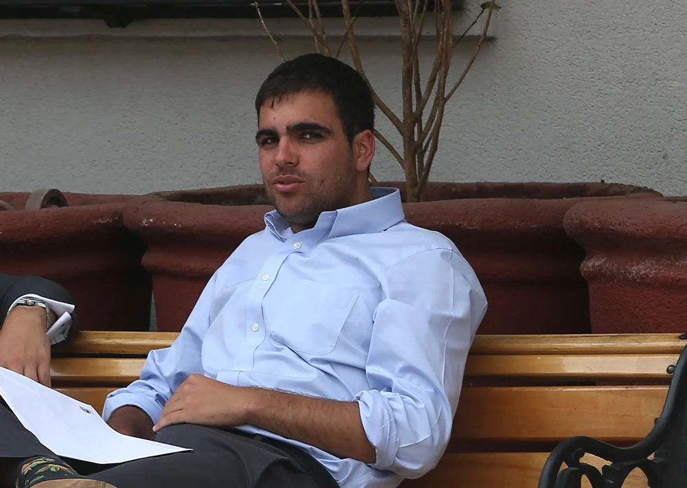 El hijo de la Ministra del Deporte, Benjamín Salas Kantor, conversa con el diputado UDI, Issa Kort en el Palacio de la Moneda