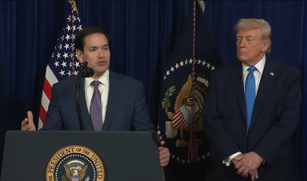 transmisión de La Casa Blanca del presidente de Estados Unidos, Donald Trump, escuchando al secretario de Estado Marco Rubio