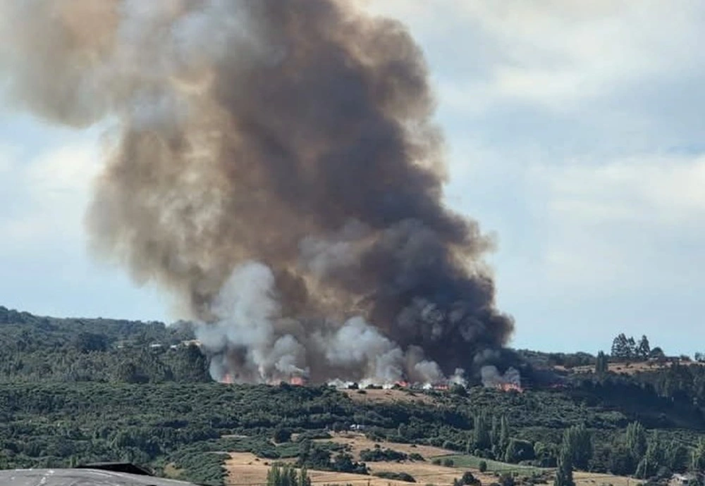 Alerta Roja en Chonchi por incendio forestal que complica a la isla de Chiloé: Ola de calor bordea los 30°C