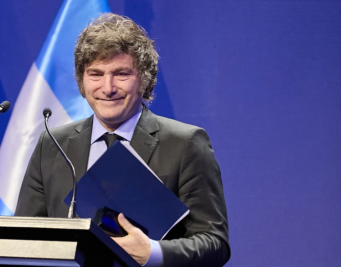 Milei y polémicas leyes en Argentina: Alza de sueldos a su gabinete en 90% y detenciones por sospecha sin orden judicial