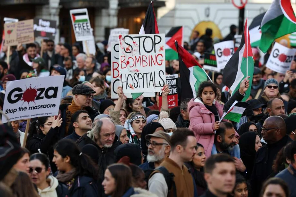 Sin hablar y con desmayos: El complejo estado de salud de 4 activistas propalestinos en huelga de hambre detenidos en Reino Unido